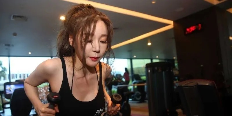 Phương Trinh - Outfit gym tôn dáng